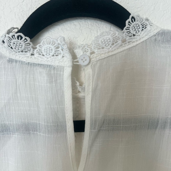 Elegant White Sleeveless Dress - Picture 9 of 10